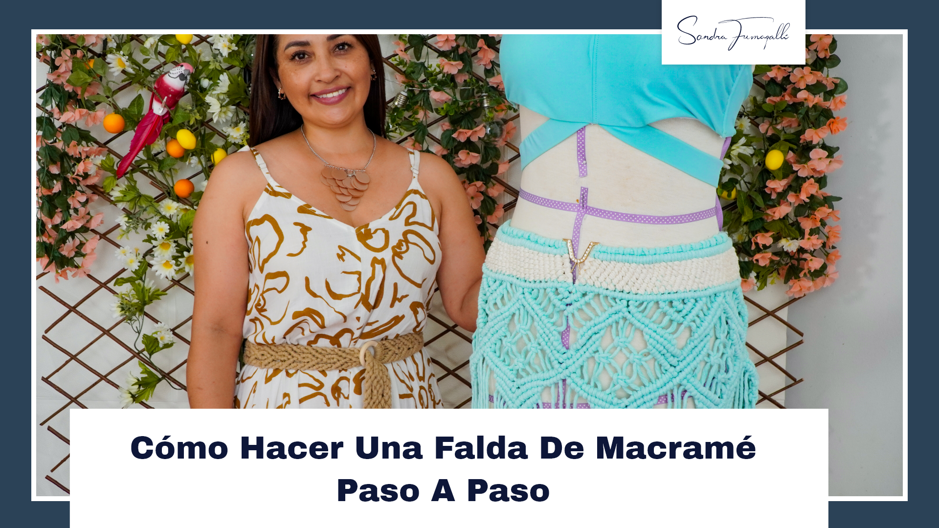 sandra al lado de maniqui con vestuario de playa