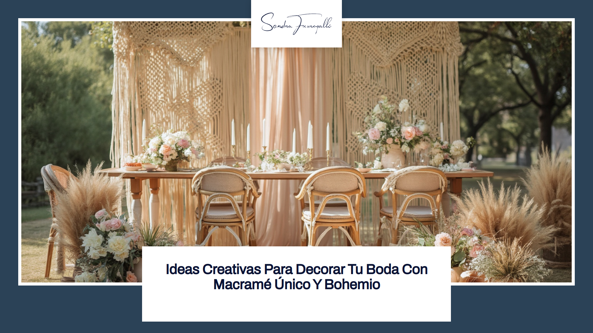 Imagen de una boda bohemia con un telón de macramé decorado. Incluye una mesa de madera con arreglos florales y candelabros, rodeada de sillas. La decoración tiene un estilo natural y orgánico, con detalles de hierba de la pampa y flores en tonos pastel suaves, ideal para ideas creativas de bodas únicas.