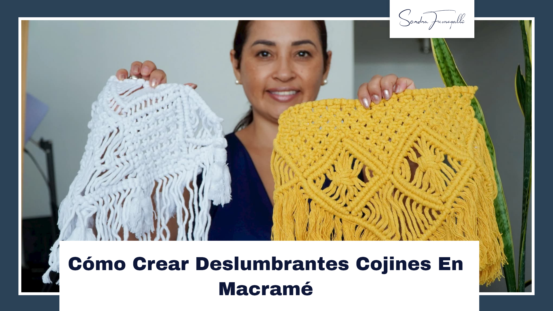 Sandra mostrando forro de cojines hechos de macrame