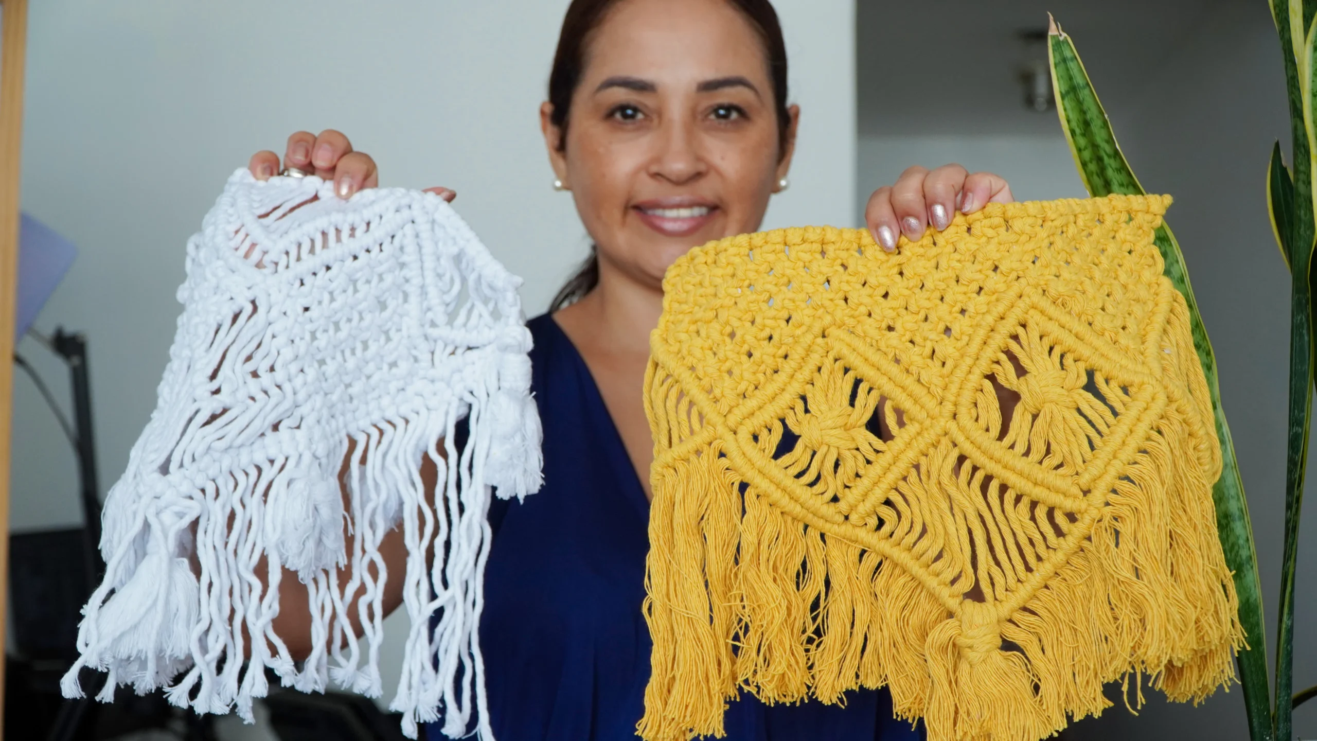 Sandra mostrando forro de cojin de color amarillo y blanco