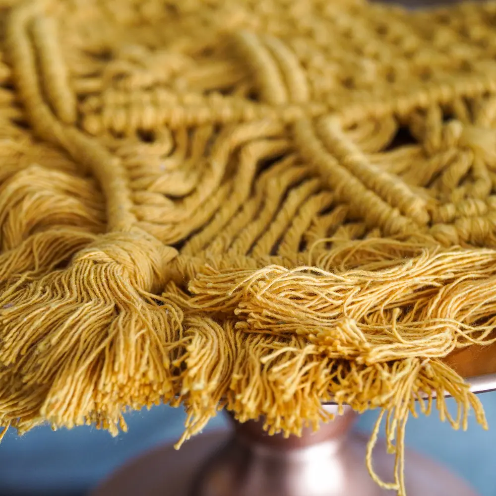 Forro de cojin hecho de macramé