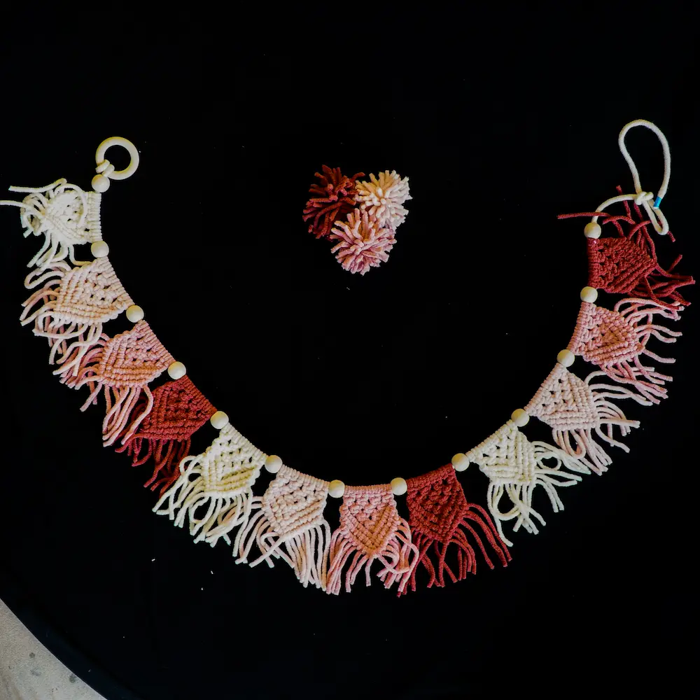Canaleta hecha con nudos de macramé