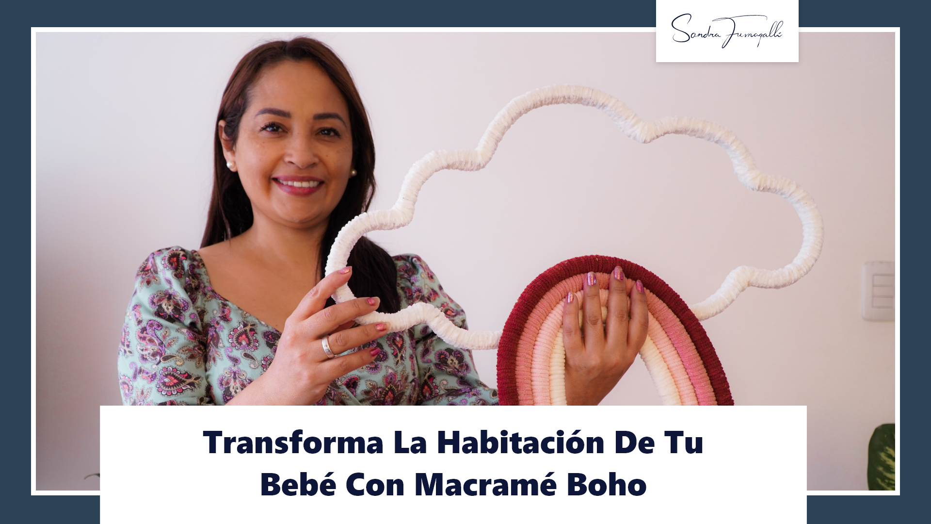 Sandra mostrando decoración para habitación de bebé en macramé