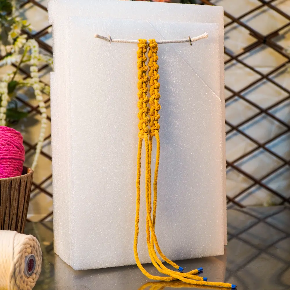 Patrón con nudos de medio punto de macramé