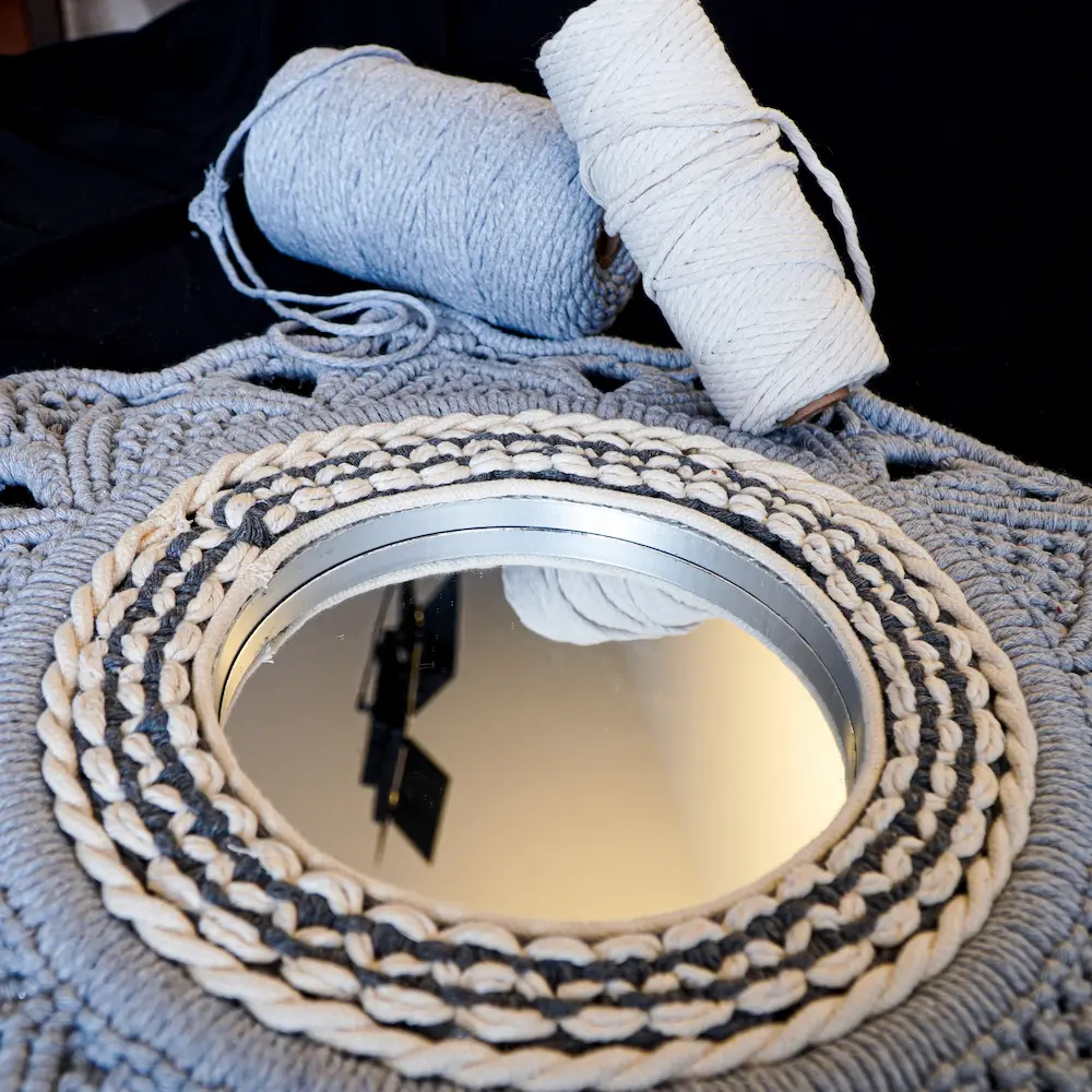 Espejo decorado con tejido de macramé