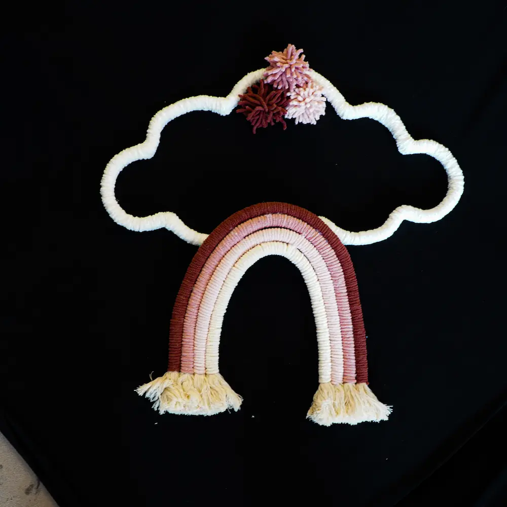 Nube y arcoiris hechos de macramé