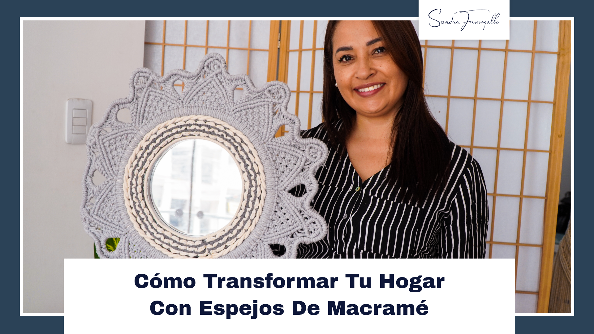 Sandra mostrando un espejo de macramé