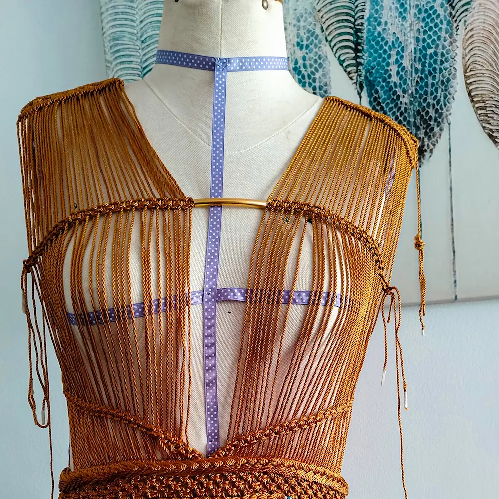 Vestido de macramé de color cobre
