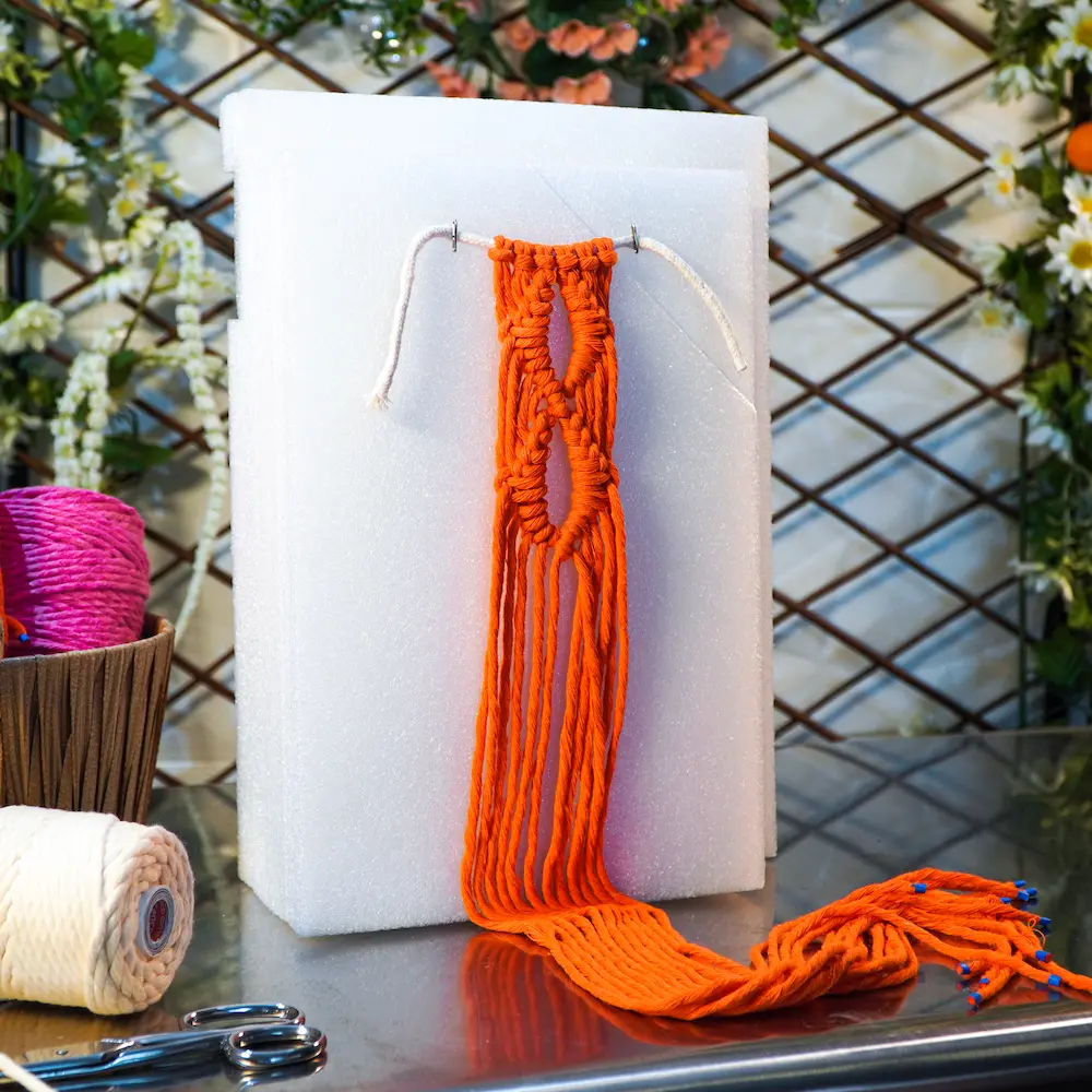 Patrón de nudo diamante abierto de macramé