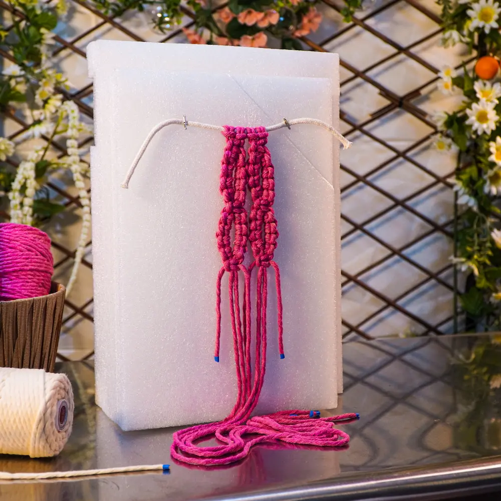 Patron con nudos de macramé en color fucsia