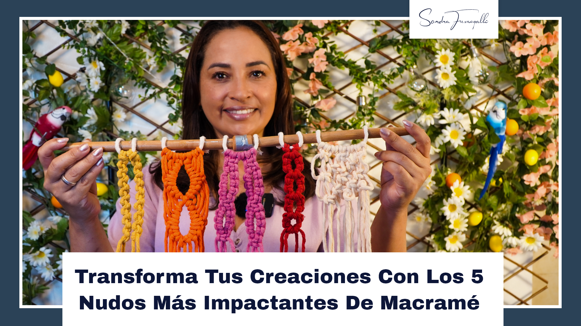 Sandra mostranso nudos de macramé