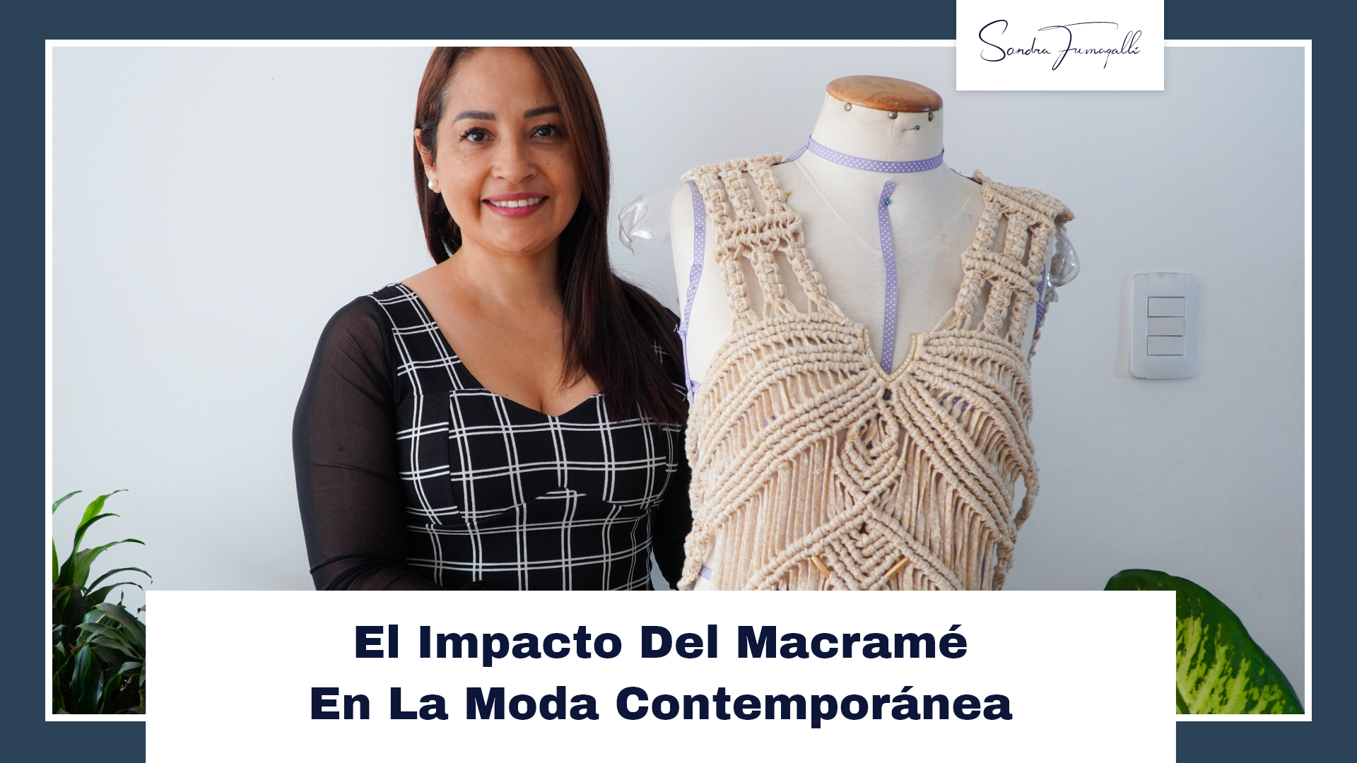 Sandra mostrando un vestido de macramé