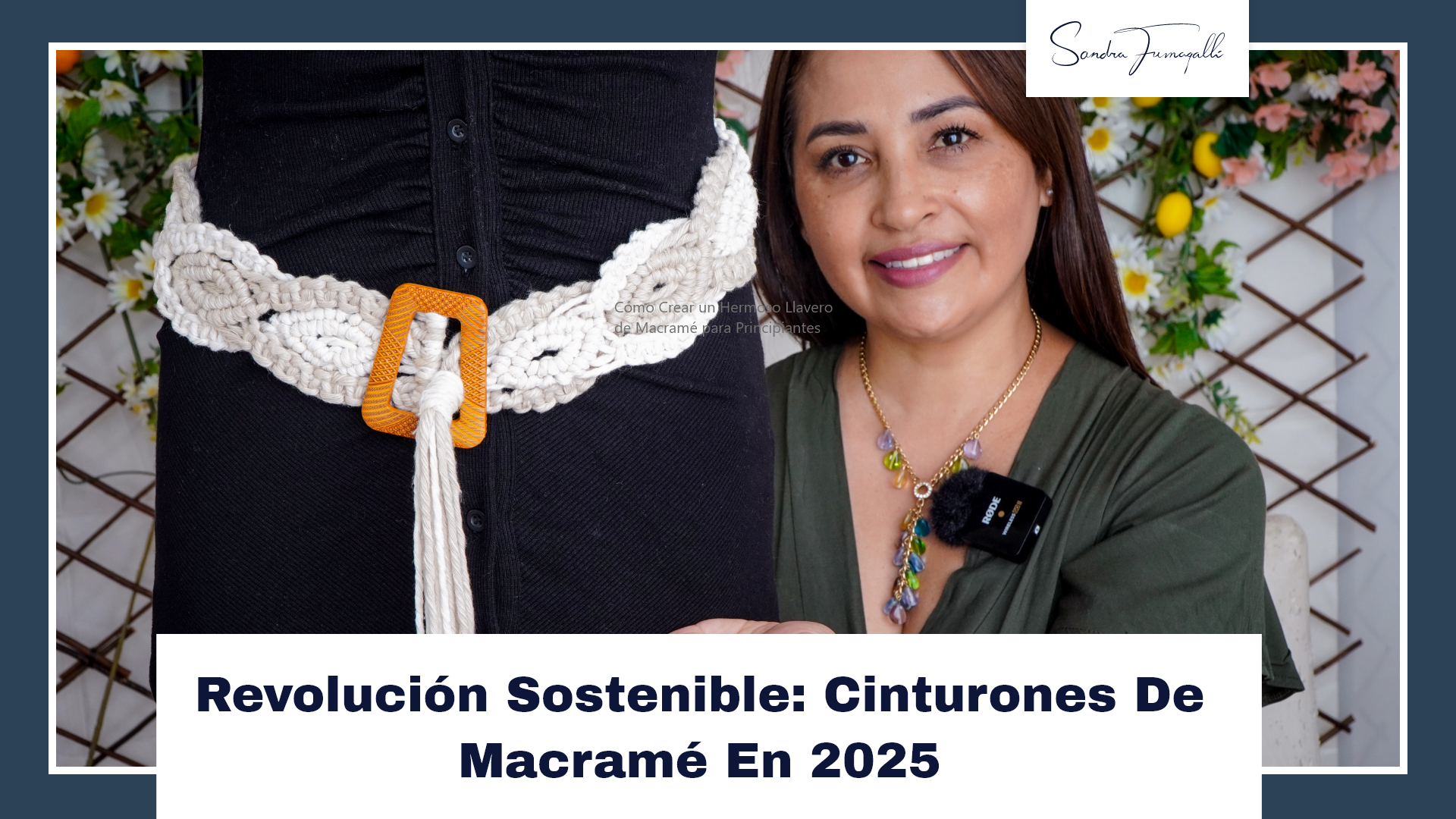Sandra mostrando un maniqui de traje negro con cinturon tejido