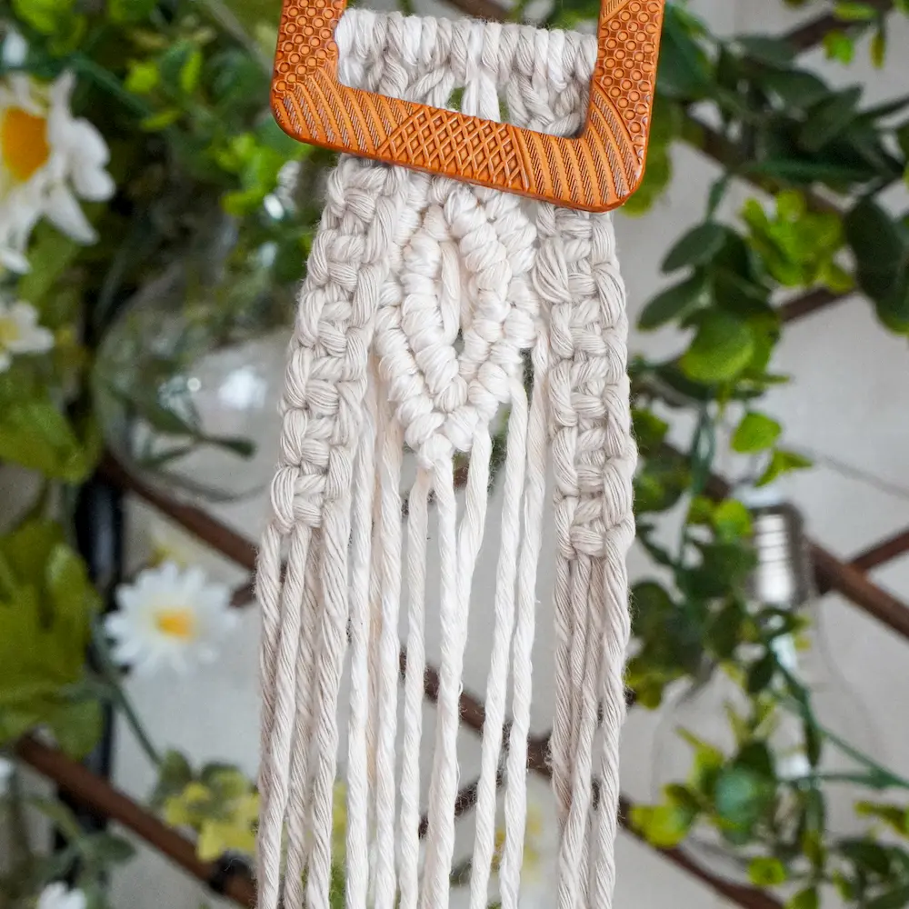 Cinturon tejido con tecnica de macrame colgado