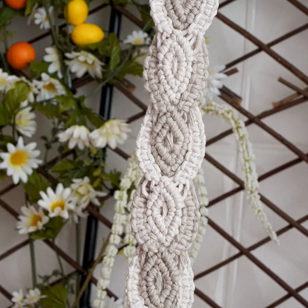Tejido de nudos planos de macrame en colores beige