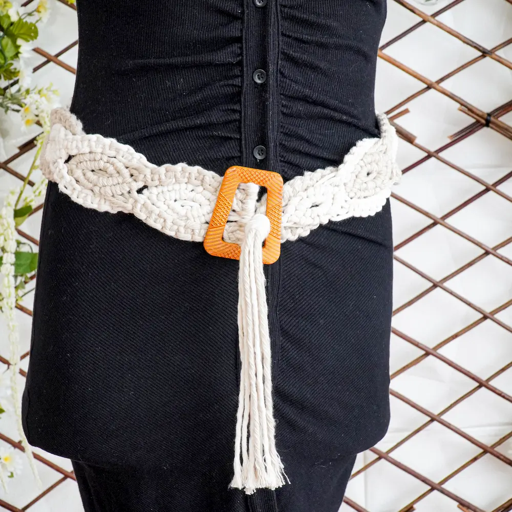 maniqui con vestido negro y cinturon tejido de macrame