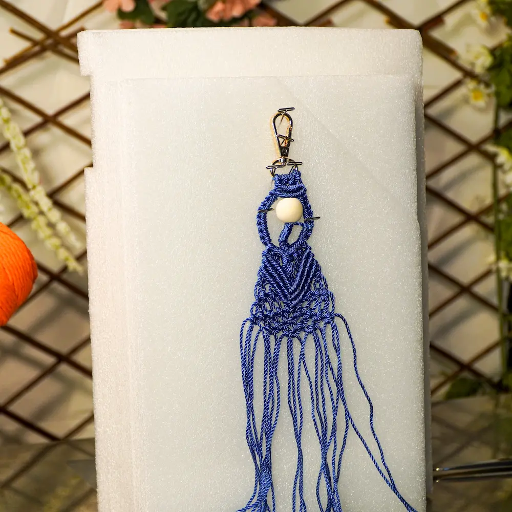 Tejido de macrame con hilo azul