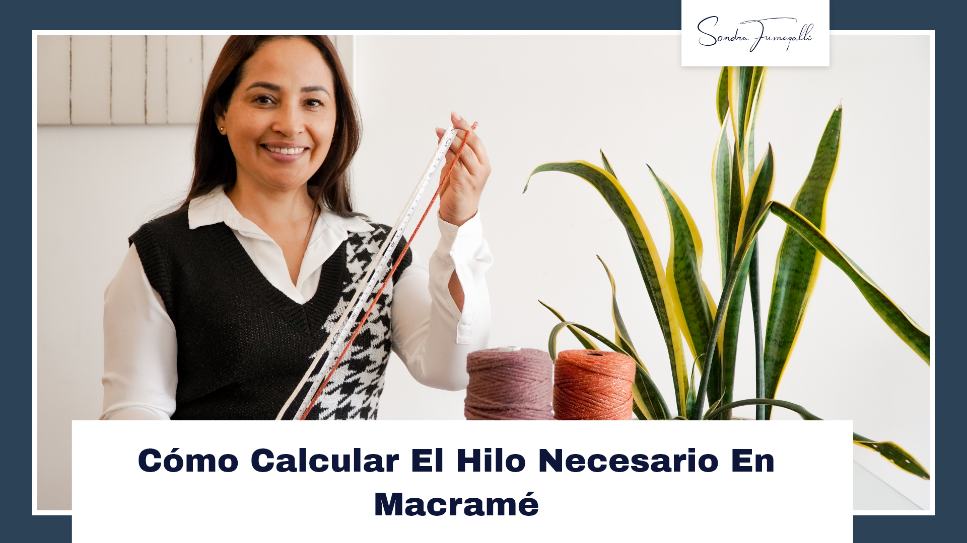 Sandra midiendo hilo de macrame con cinta metrica