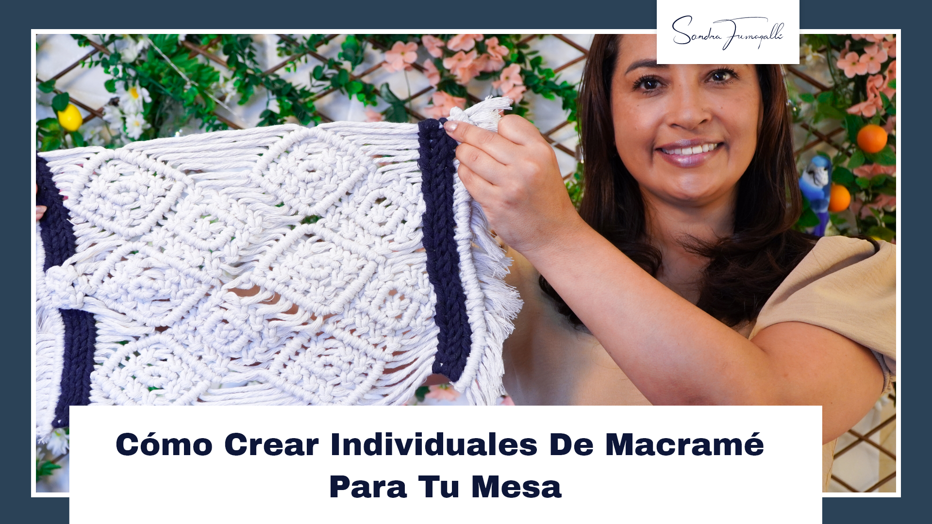 sandra mostrando individual tejido con la tecnica del macrame