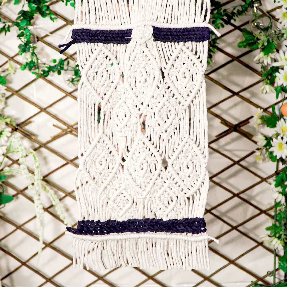 Pieza de individual hecho de macrame de color blanco y azul