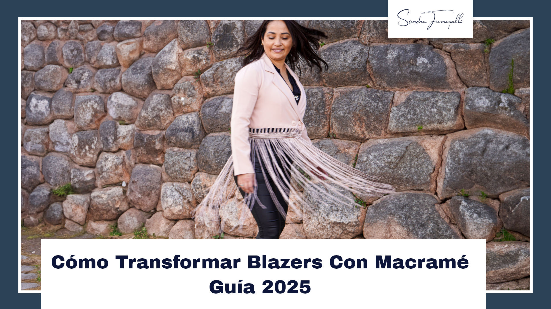 Mujer modelando blazer con diseno y cuerdas