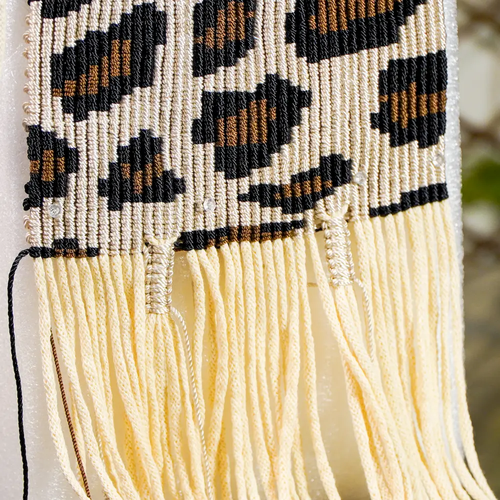 Patron tejido con la tecnica de macrame y diseno de animal print