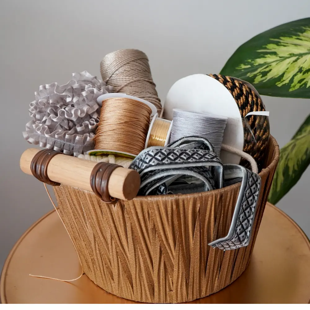 Cesta con diversis hilos y materiales metalizados
