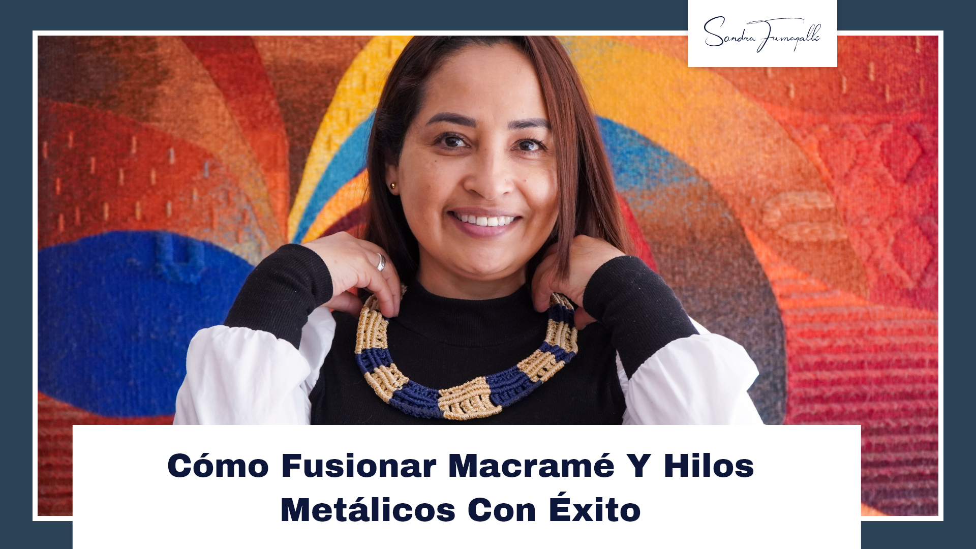 Sandra mostrando collar de macrame