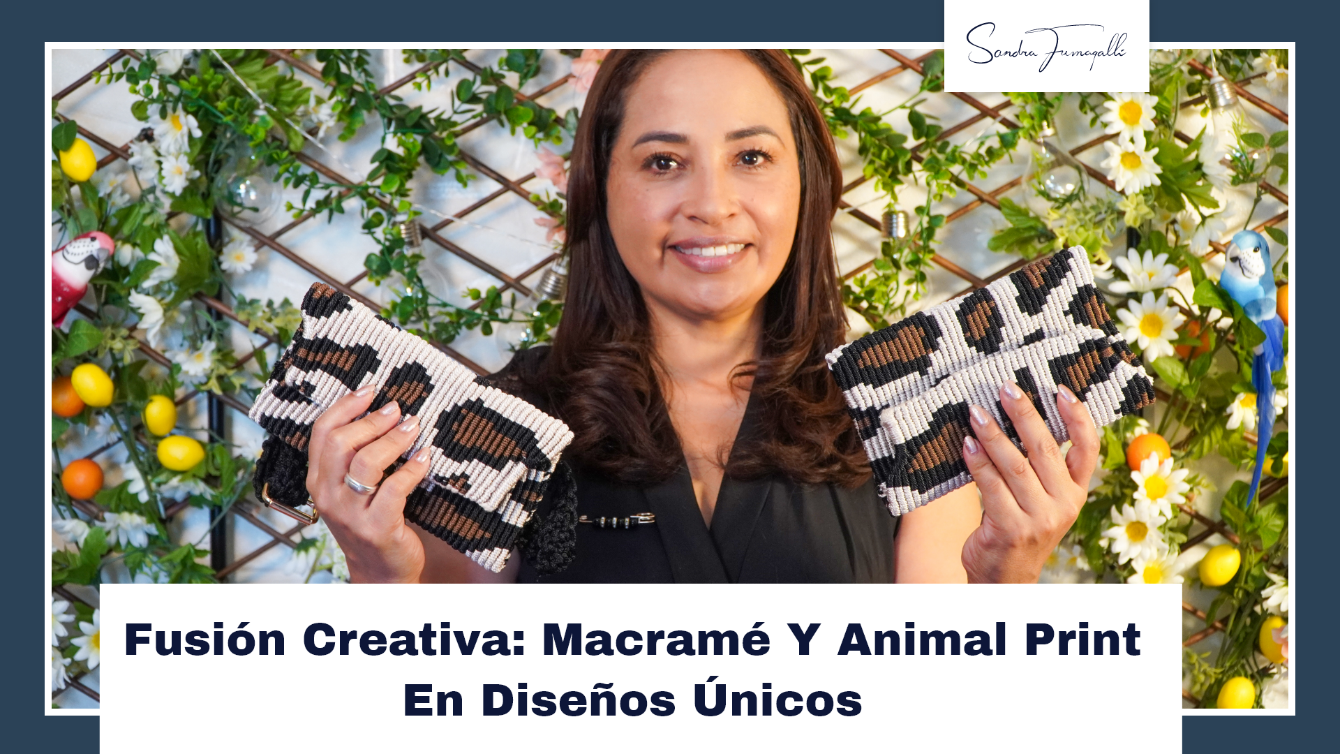 Sandra mostrando carteras con disenos de animal print