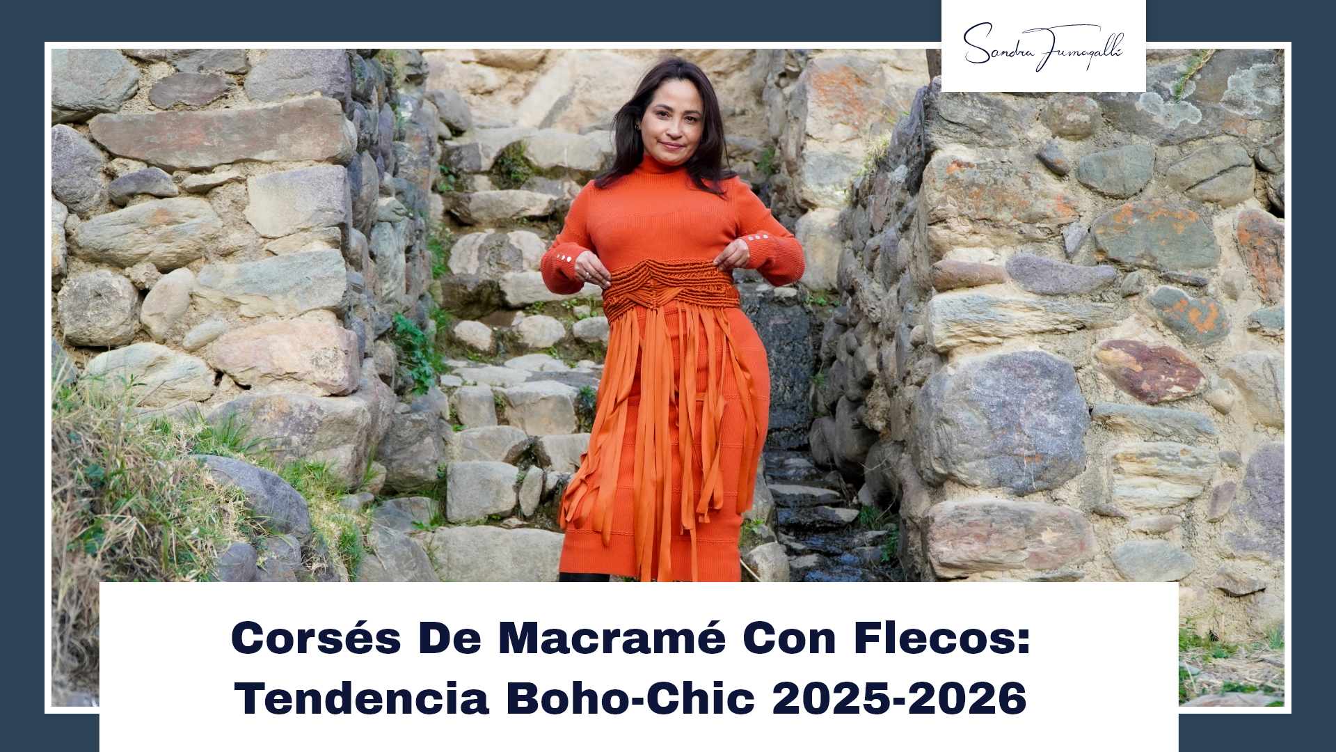 Sandra con vestido largo en color naranja mostrando tejido en macrame
