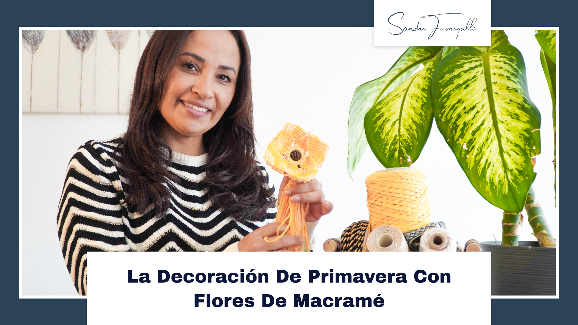 Sandtra con una flor amarilla hecha de macrame