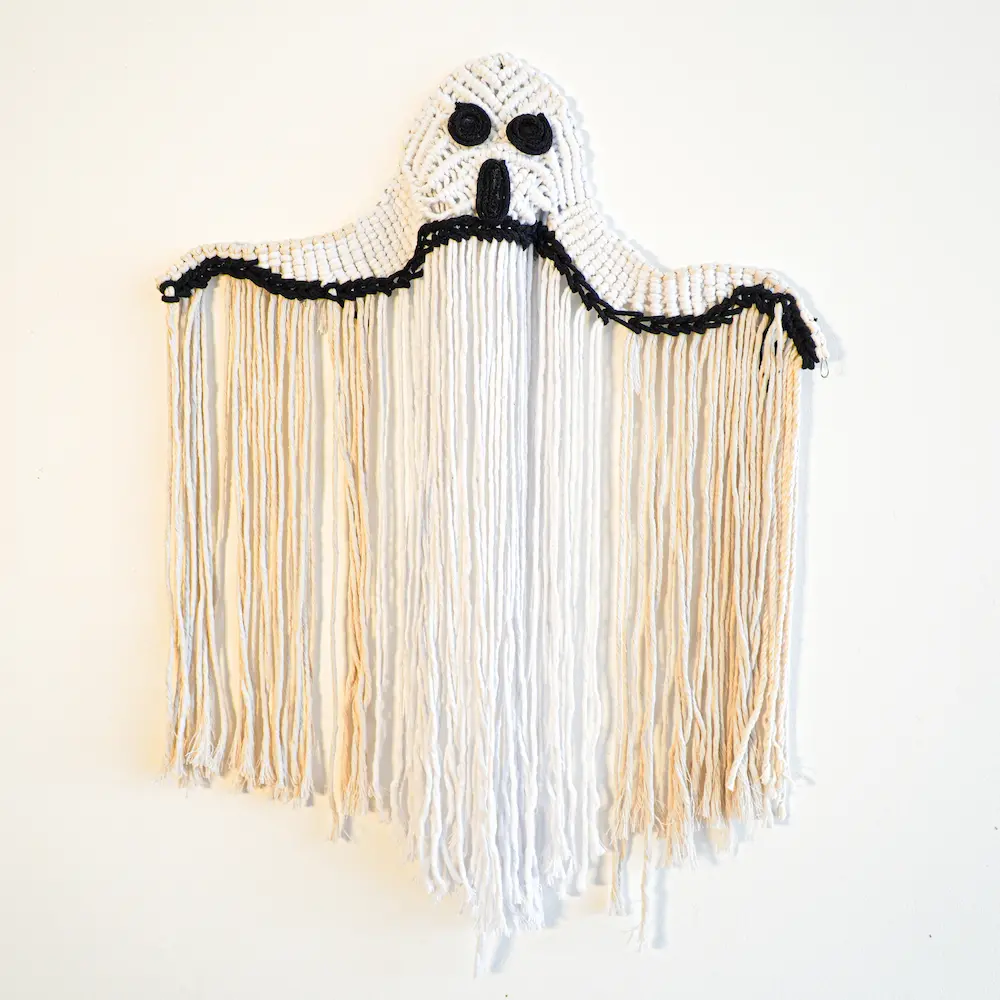 Fantasme hecho con nudos de macramé