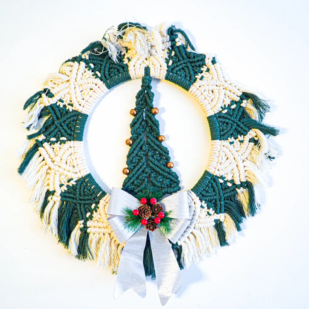 Corona de navidad hecho de macramé