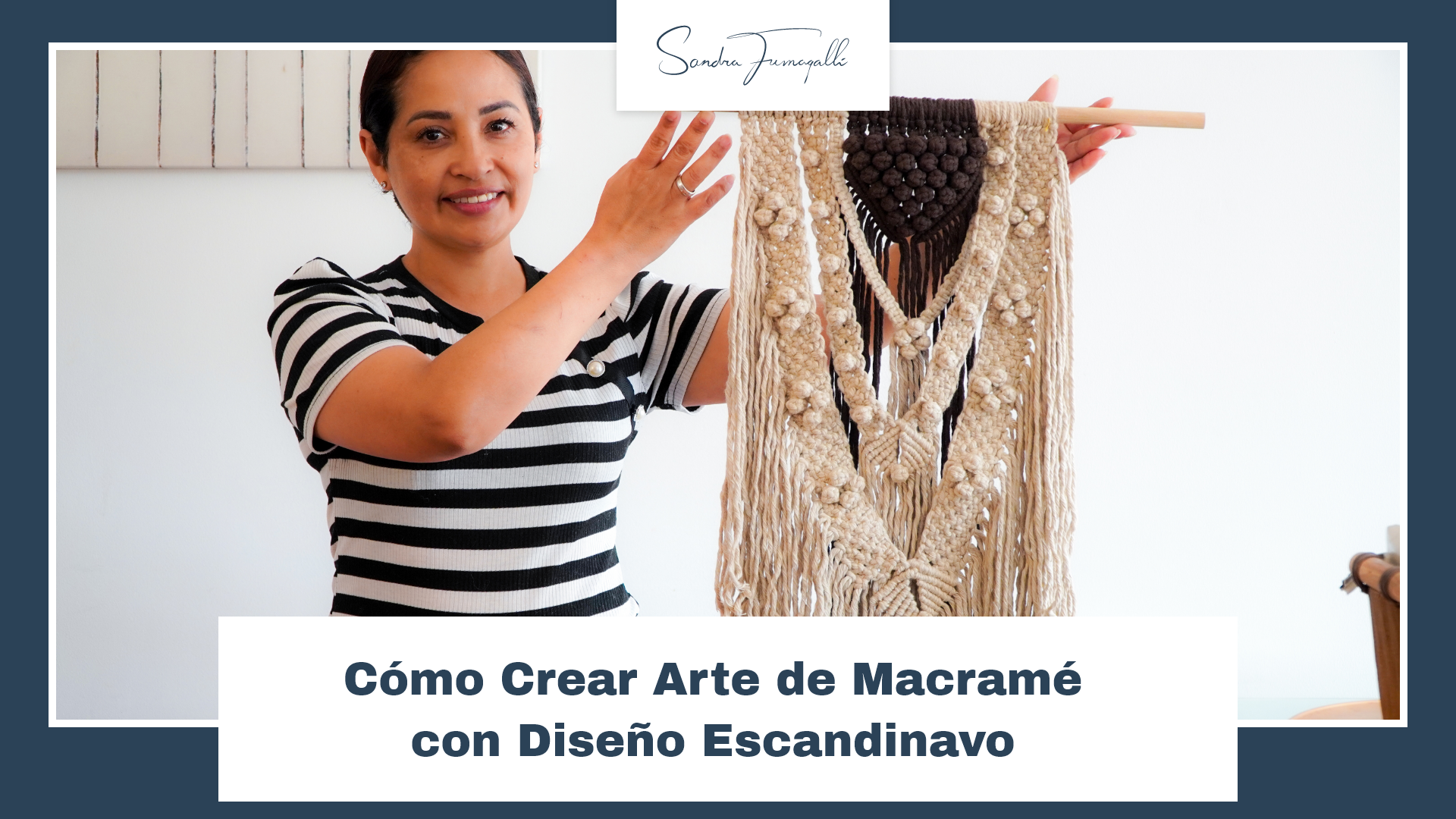 Mujer mostrando un mural de macrame