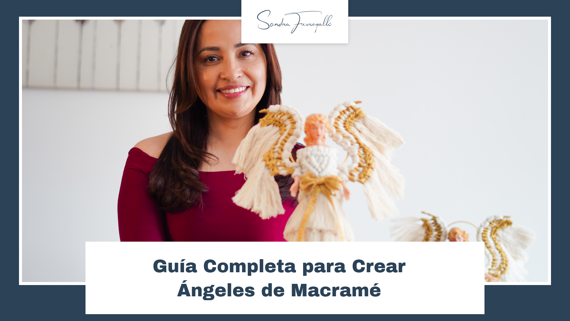 Sandra mostyrando angel hecho con tecnicas de macrame