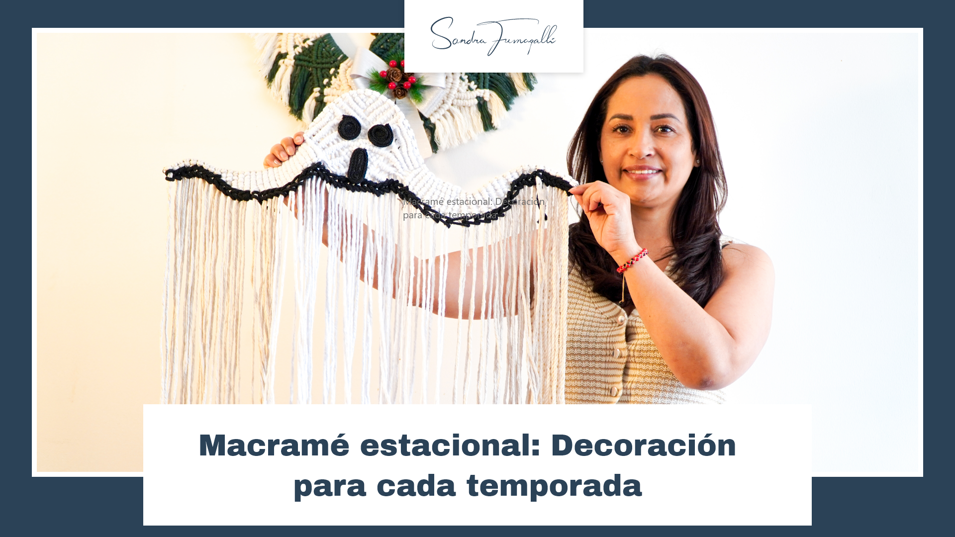 Sandra mostrando un fantasma tejido con la tecnica de macrame