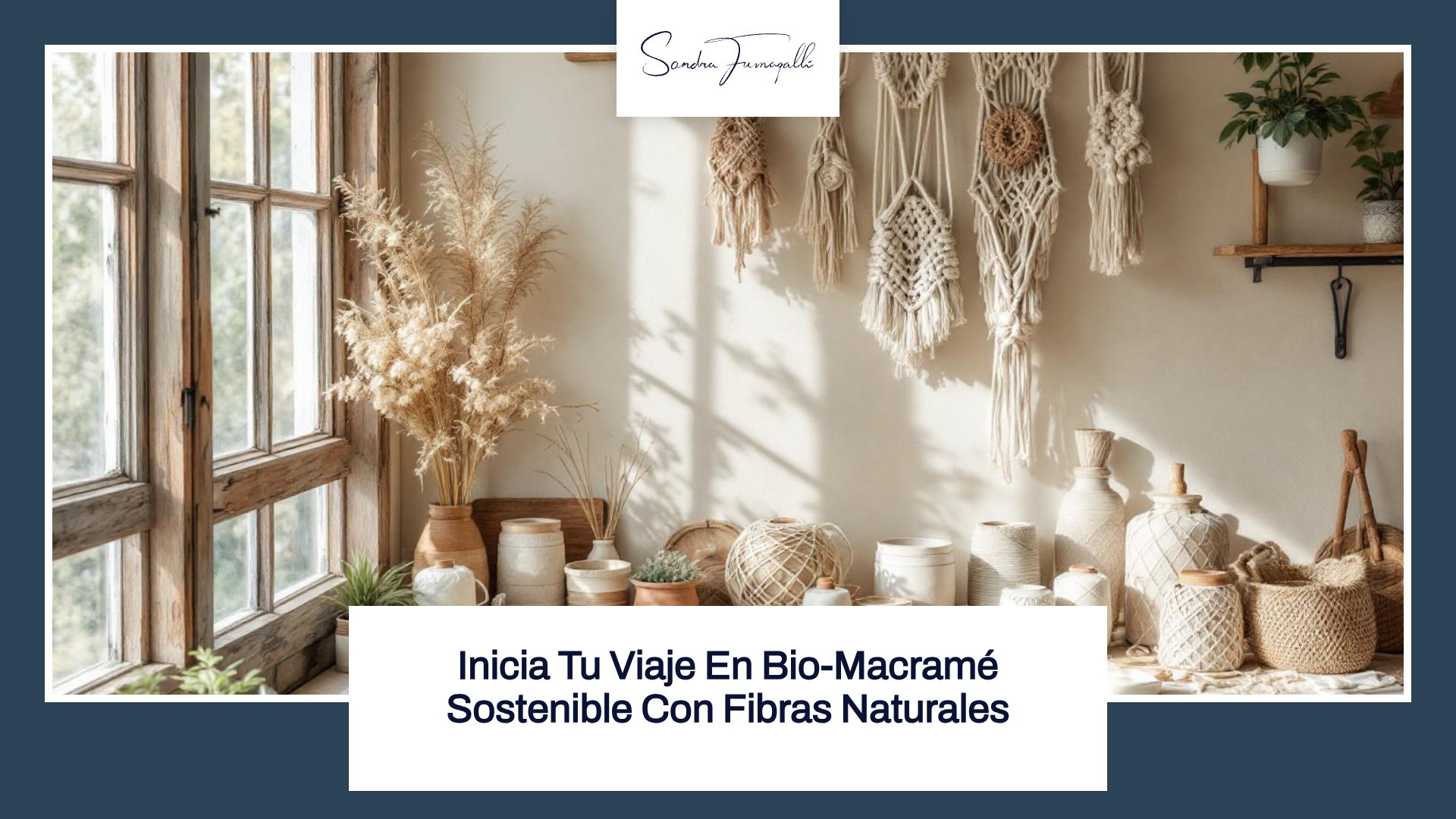 Una habitación acogedora y bien iluminada con decoraciones naturales y colgantes de macramé en las paredes. Hay plantas y artesanías hechas a mano como jarrones y cestas en exhibición. El entorno tiene un estilo rústico, con ventanas grandes con marco de madera que dejan entrar luz natural. En la parte inferior se lee 'Inicia Tu Viaje En Bio-Macramé Sostenible Con Fibras Naturales'.