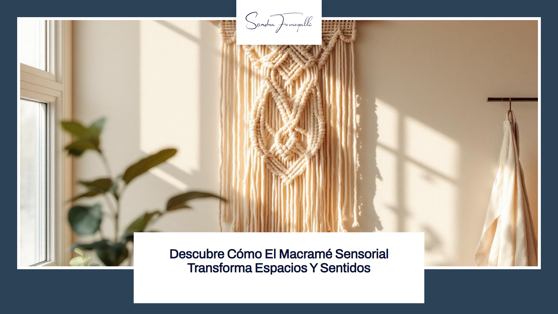 Arte de pared de macramé colgado en una pared iluminada por la luz del sol que entra por la ventana, con algunas plantas visibles alrededor. El texto sobre la imagen dice: 'Descubre Cómo El Macramé Sensorial Transforma Espacios Y Sentidos'.