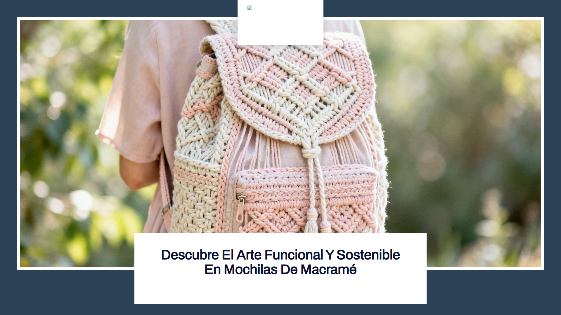 Una persona lleva una mochila de macramé con patrones tejidos intrincados en tonos rosados y crema. El fondo muestra un entorno natural desenfocado.