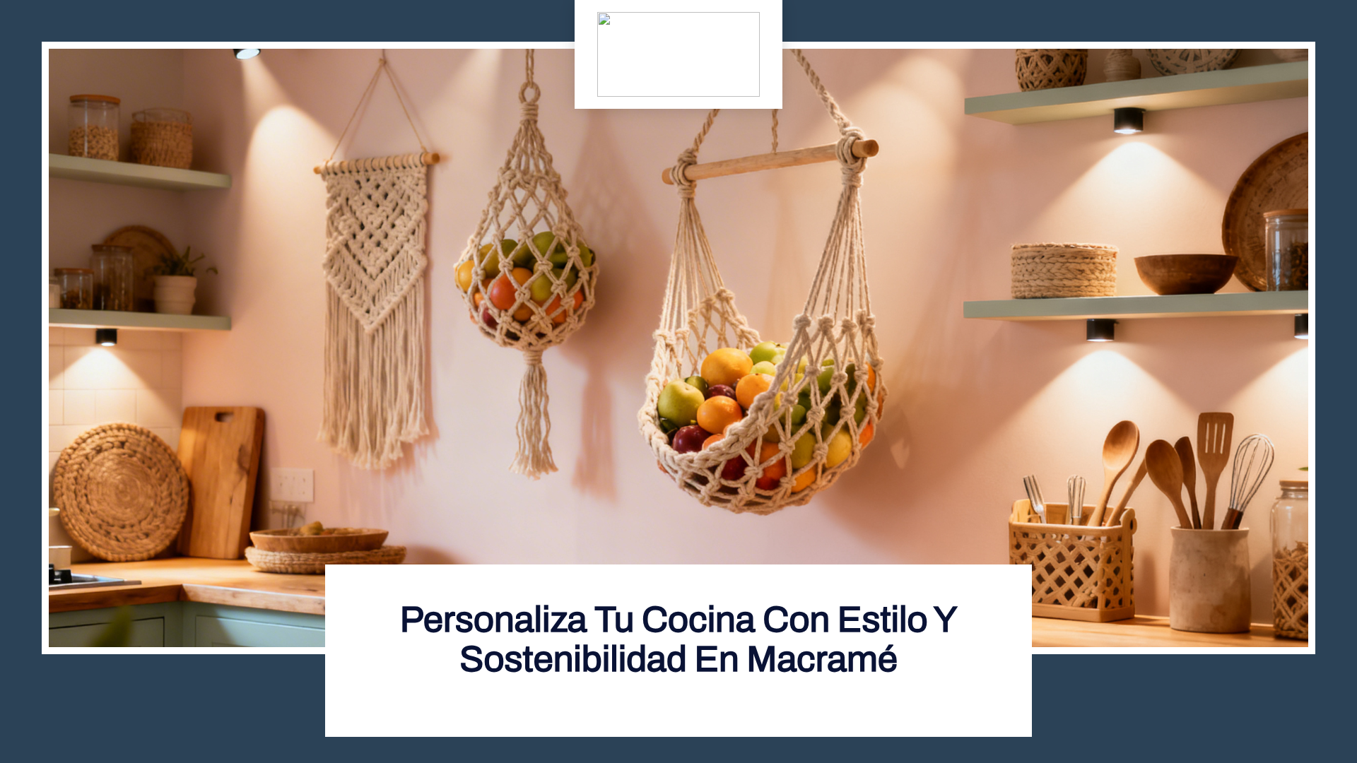 Una cocina acogedora con cestas colgantes de macramé que contienen frutas. Hay estantes con frascos, utensilios y elementos decorativos. La atmósfera es cálida y rústica, con un mensaje en español que sugiere personalizar la cocina con estilo y sostenibilidad utilizando macramé.