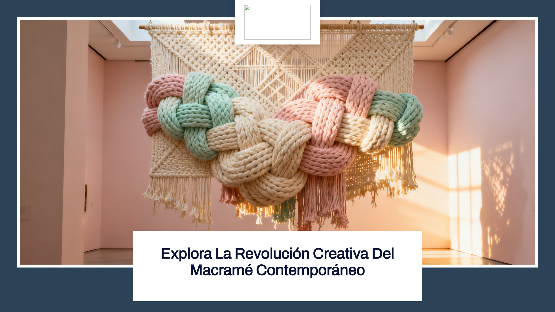 Una obra de arte contemporáneo de macramé de gran tamaño, colgada en una pared de un espacio estilo galería. La pieza incluye cuerdas trenzadas gruesas de colores pastel, como rosa, verde y beige. El fondo muestra una habitación bien iluminada con paredes de color rosa suave. En la parte inferior se lee el texto: 'Explora La Revolución Creativa Del Macramé Contemporáneo'.
