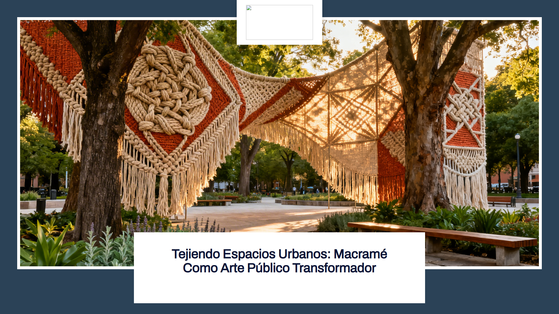 Instalación de arte público que muestra macramé colgado entre árboles en un parque o plaza al aire libre. Hay bancos y plantas, con un fondo de árboles y un espacio abierto que sugiere un entorno urbano. El texto en la imagen dice: 'Tejiendo Espacios Urbanos: Macramé Como Arte Público Transformador.'